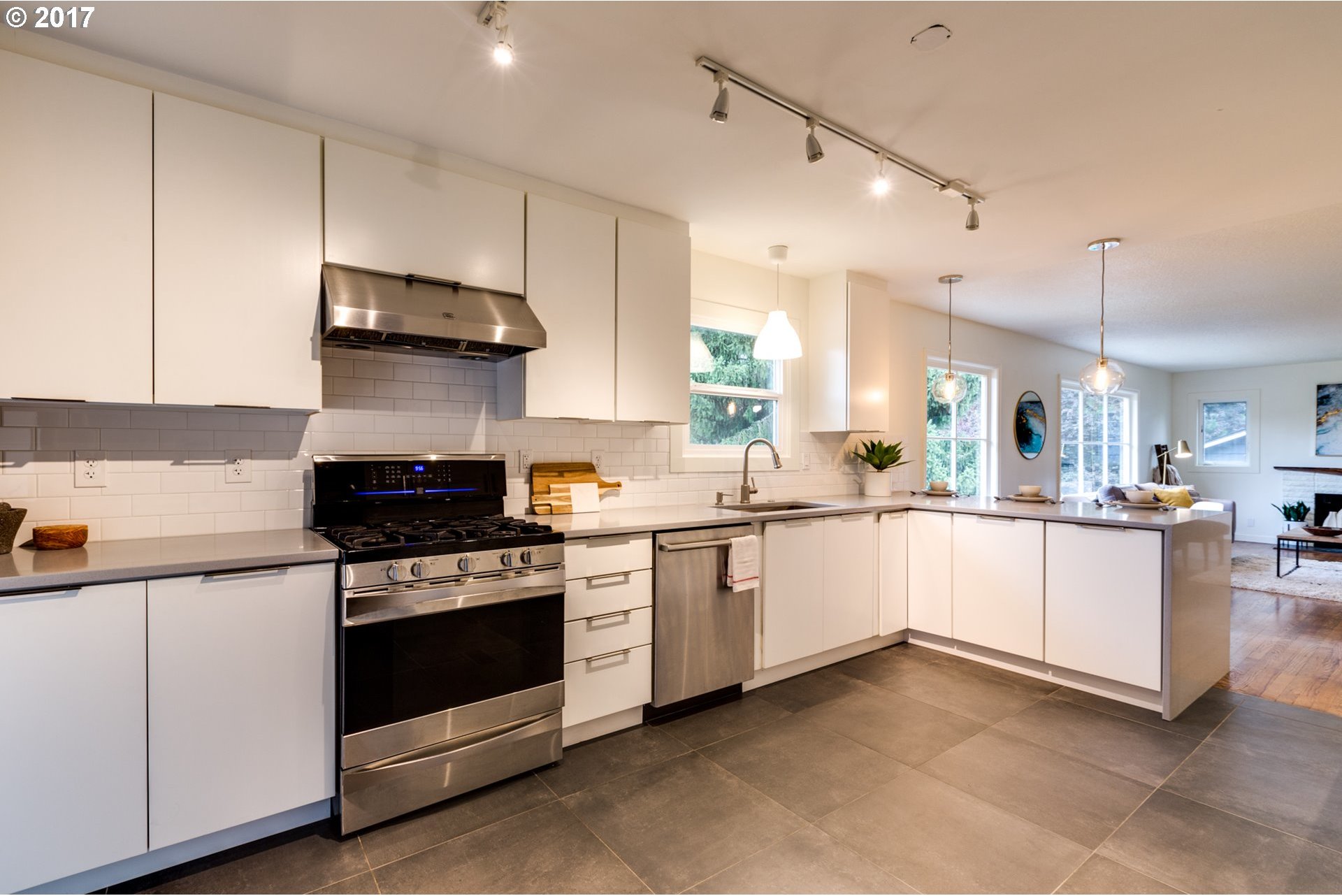 5625 Southwest Florida Street Portland, OR 97219 - Photo 13 of 32 Gallery Image 13
