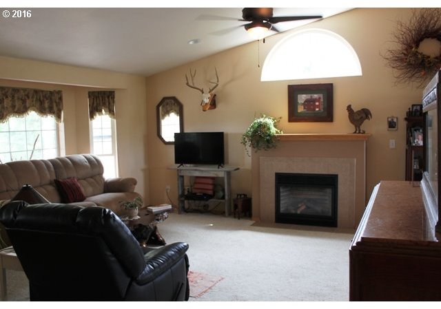13595 Dixon Road Powell Butte, OR 97753 - Photo 2 of 25 Gallery Image 2