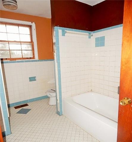 254 Bell Road Nashville, TN 37217 - Photo 11 of 18 Main level full hall bath