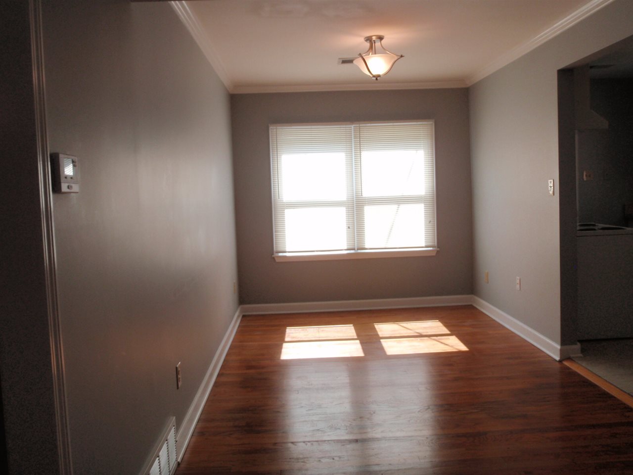 565 Vaughn Road Memphis, TN 38122 - Photo 3 of 22 Gallery Image 3