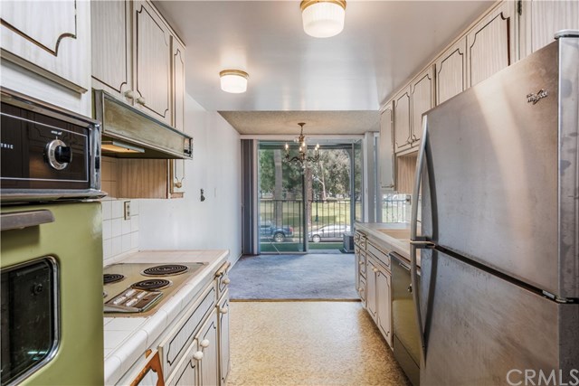 2101 2nd Street, Unit 203 Long Beach, CA 90803 - Photo 7 of 22 Galley kitchen