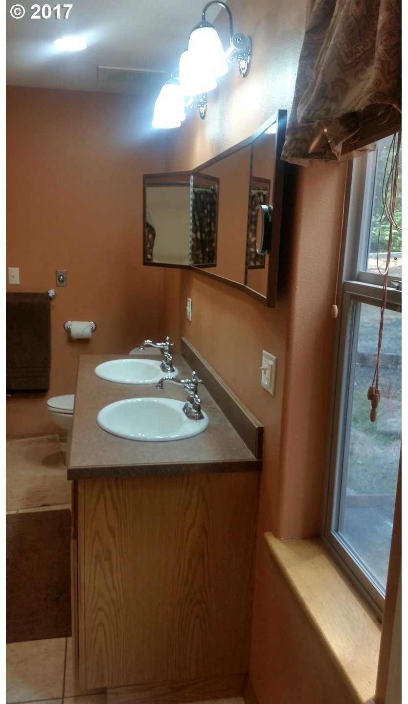 411 Snowberry Road Roseburg, OR 97471 - Photo 11 of 32