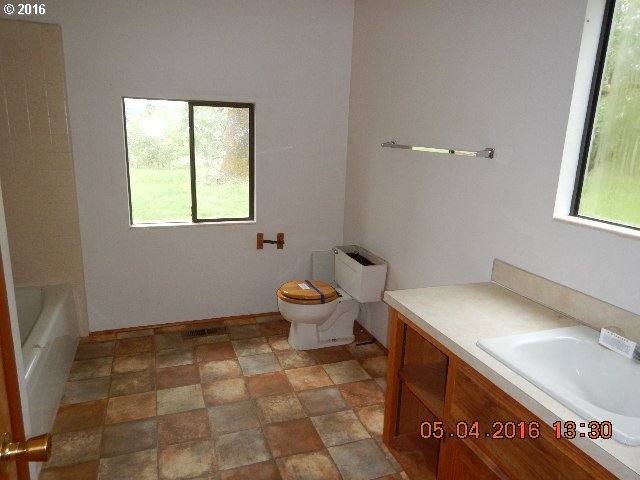 284 Hogan Road Oakland, OR 97462 - Photo 5 of 11