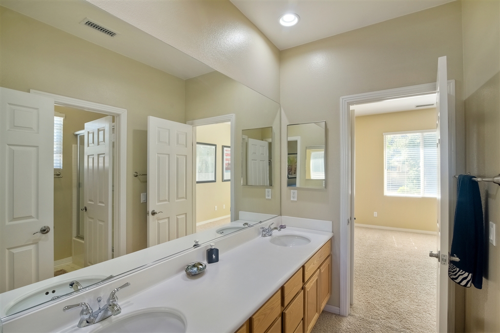 1062 Inverlochy Drive Fallbrook, CA 92028 - Photo 16 of 25 Upstairs Jack and Jill bath