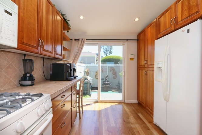 1846 Haymarket Road Encinitas, CA 92024 - Photo 4 of 25 Kitchen with breakfast area and sliders to private patio.
