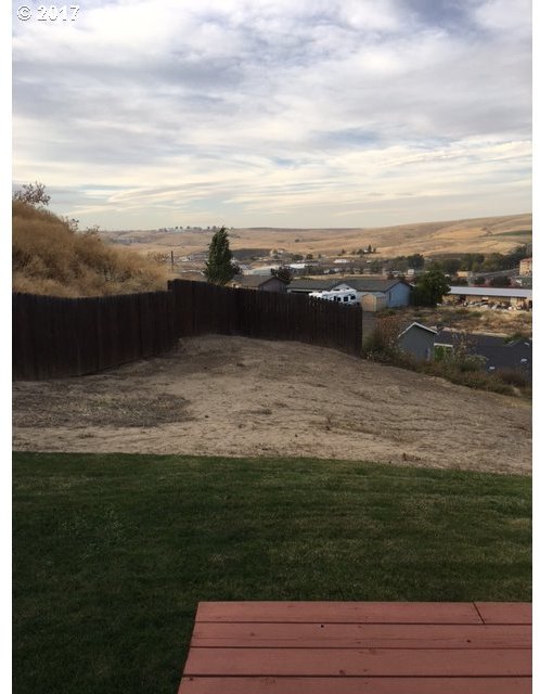 3019 Southwest Overlook Place Pendleton, OR 97801 - Photo 3 of 24