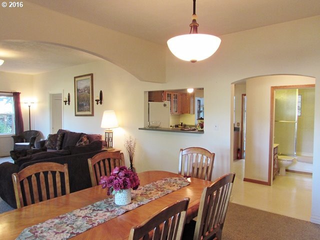1658 Orchard Road Hood River, OR 97031 - Photo 7 of 32