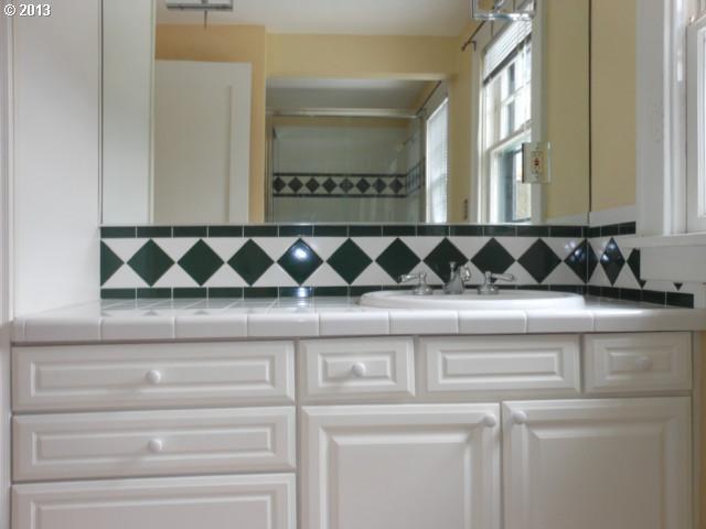 244 Southwest Idaho Street Portland, OR 97219 - Photo 12 of 15 Gallery Image 12