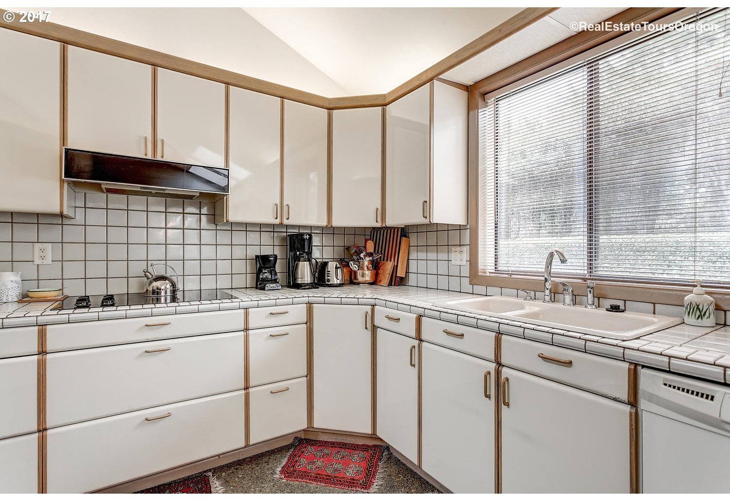 666 Southwest Palatine Hill Road, Unit A Portland, OR 97219 - Photo 18 of 32 Gallery Image 18