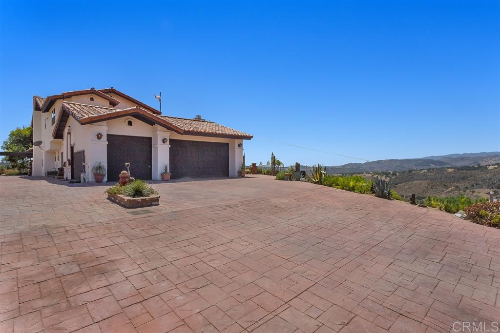 2946 Vista Del Rio Fallbrook, CA 92028 - Photo 2 of 25