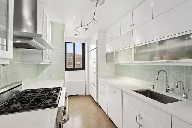 $1,900,000 | 40 East 94th Street, Unit 17F | Upper East Side