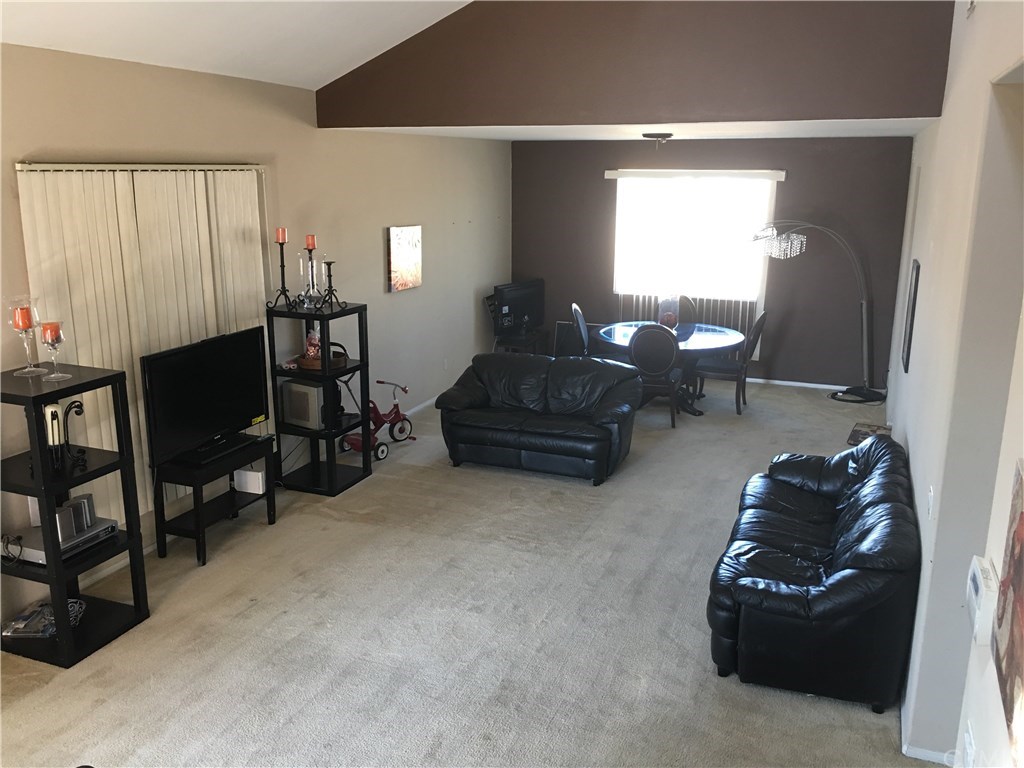 692 Apache Street San Jacinto, CA 92582 - Photo 3 of 36