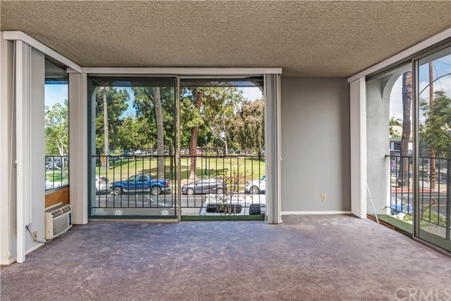 2101 2nd Street, Unit 203 Long Beach, CA 90803 - Photo 4 of 22 Living room with view of Bluff park