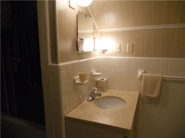 4297 Burgundy Road Memphis, TN 38111 - Photo 20 of 24 third bathroom upstairs.