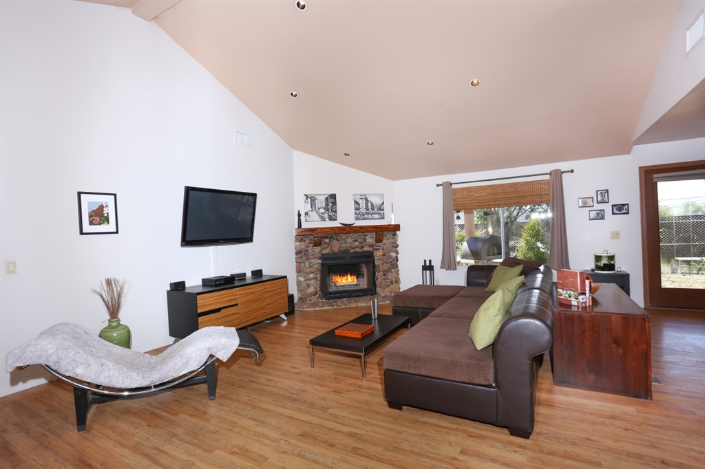 18921 Highway 94 Dulzura, CA 91917 - Photo 6 of 25 Large living room as you walk in