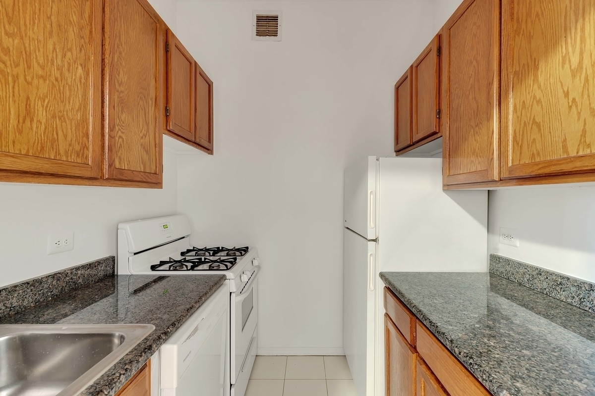 215 West 84th Street, Unit 512A Manhattan, NY 10024 - Photo 3 of 7
