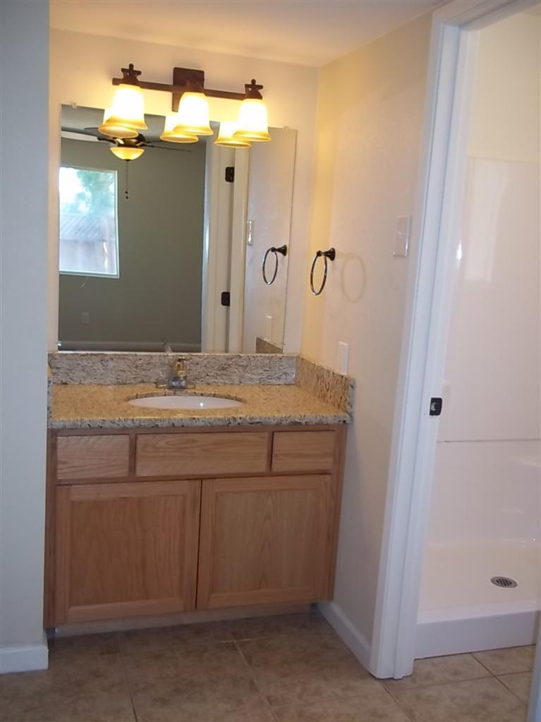 4404 Thatch Avenue Bakersfield, CA 93313 - Photo 13 of 20