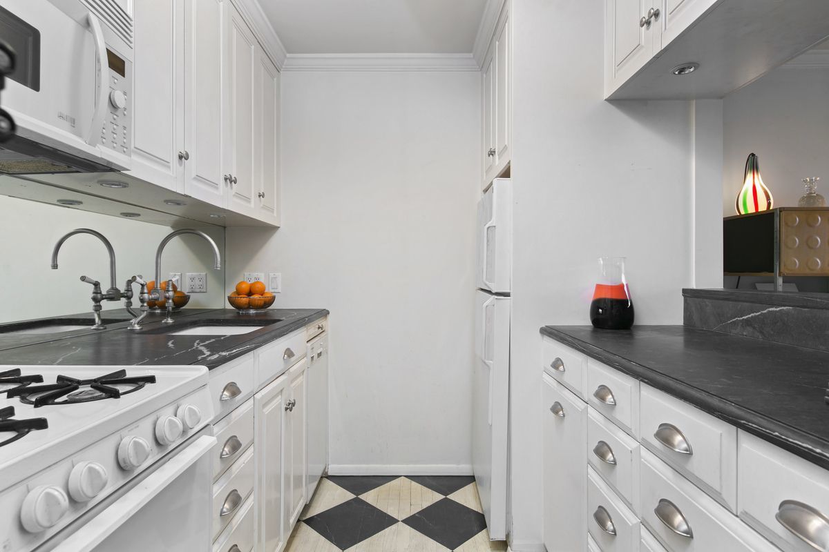 445 West 19th Street, Unit 7B Manhattan, NY 10011 - Photo 3 of 8