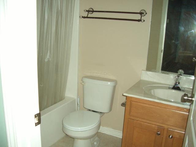 7843 Fallstone Road Memphis, TN 38125 - Photo 5 of 10 2nd Bathroom