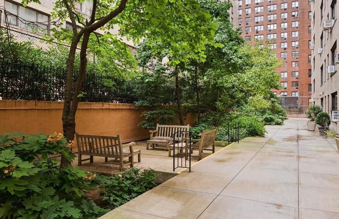 425 E 79th St, Manhattan, NY 10075 - Photo 6 of 13