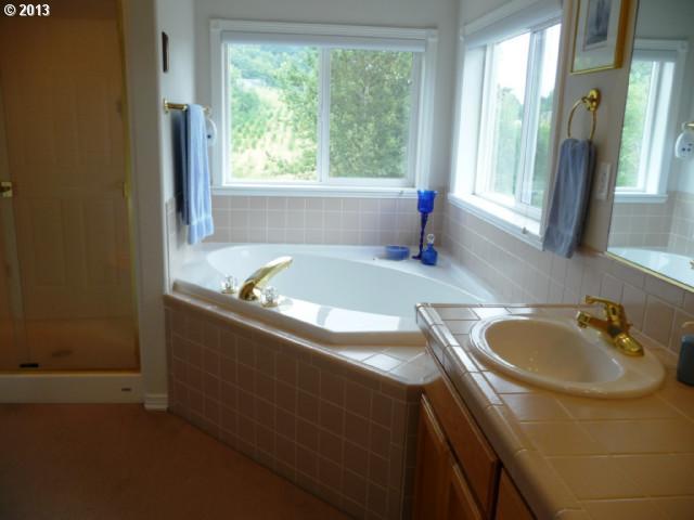 327 Southwest 37th Terrace Gresham, OR 97080 - Photo 9 of 16