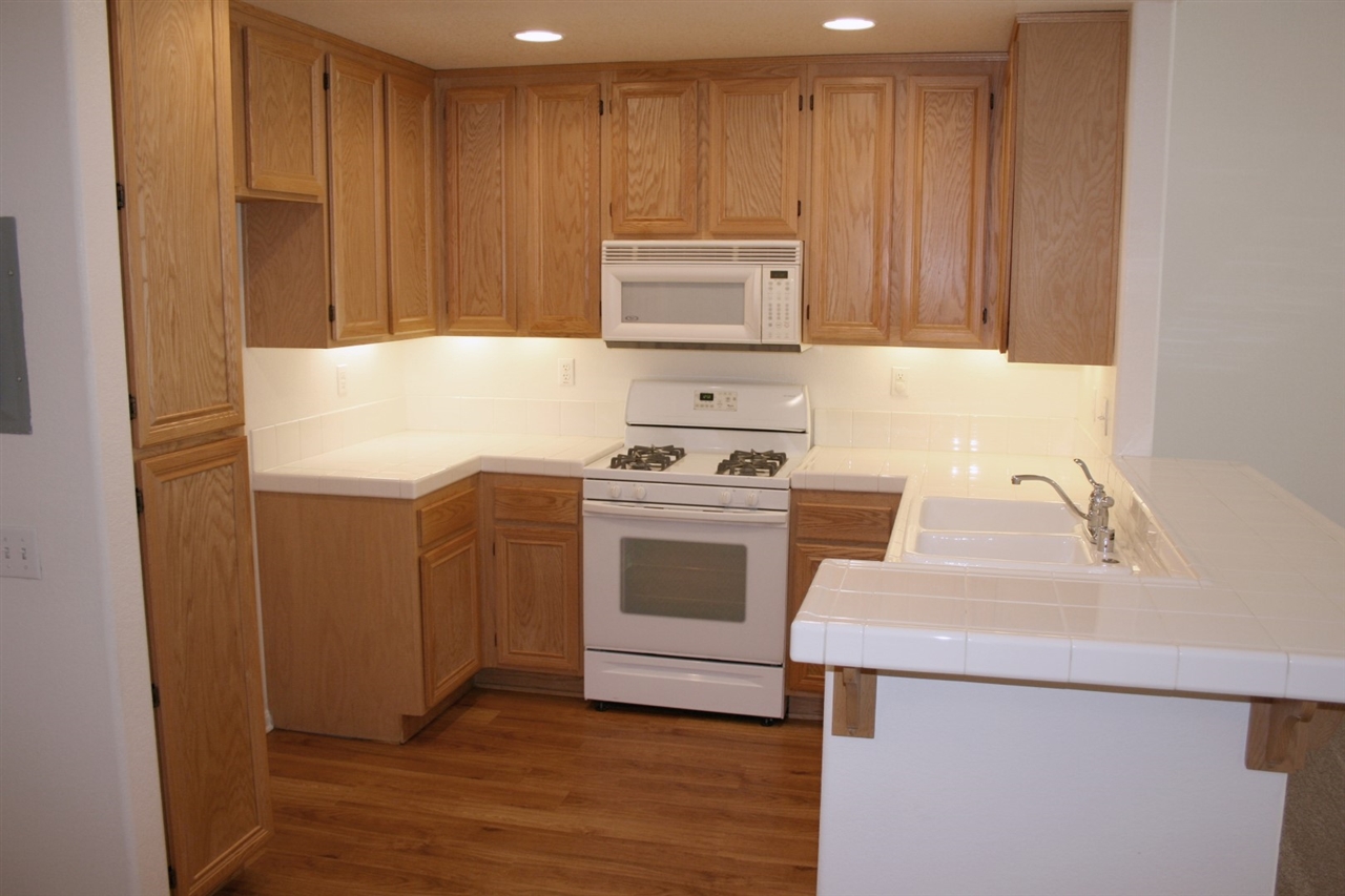 1464 Rancho Rose Way, Unit 25 Oceanside, CA 92057 - Photo 3 of 16 Bright Kitchen with gas range