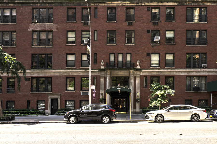 320 E 72nd St, Manhattan, NY 10021 - Photo 2 of 3