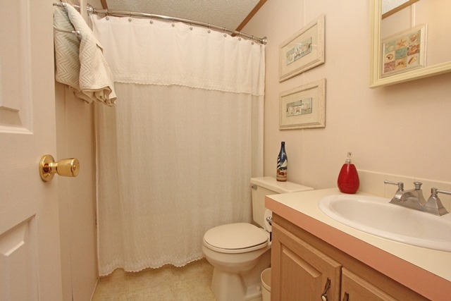 148 Boca Raton Satsuma, FL 32189 - Photo 11 of 15 Family/Guest Bathroom
