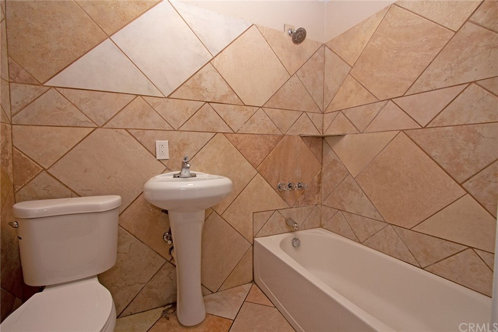 19340 Woodhill Street Rialto, CA 92376 - Photo 35 of 42