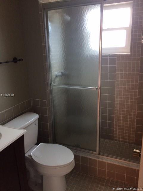 301 Cambridge Road, Unit 214 Hollywood, FL 33024 - Photo 4 of 18 Gallery Image 4