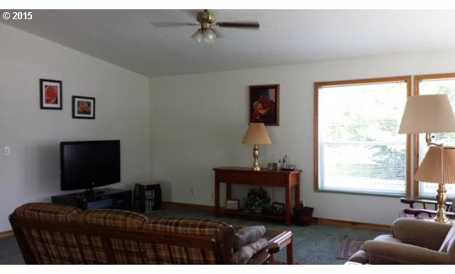 476 East 4th Avenue Riddle, OR 97469 - Photo 3 of 15