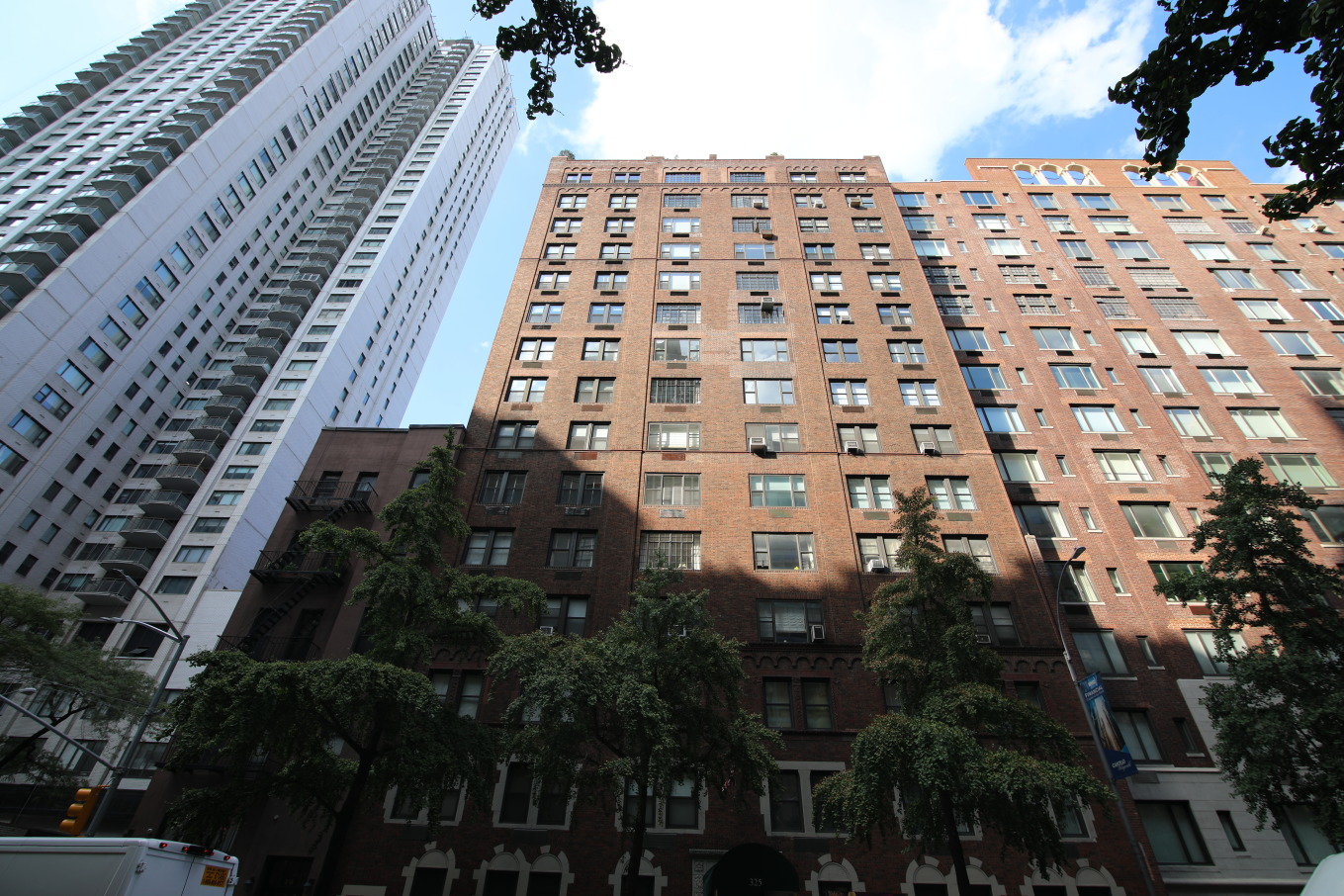 325 E 57th St, Manhattan, NY 10022 - Photo 2 of 3