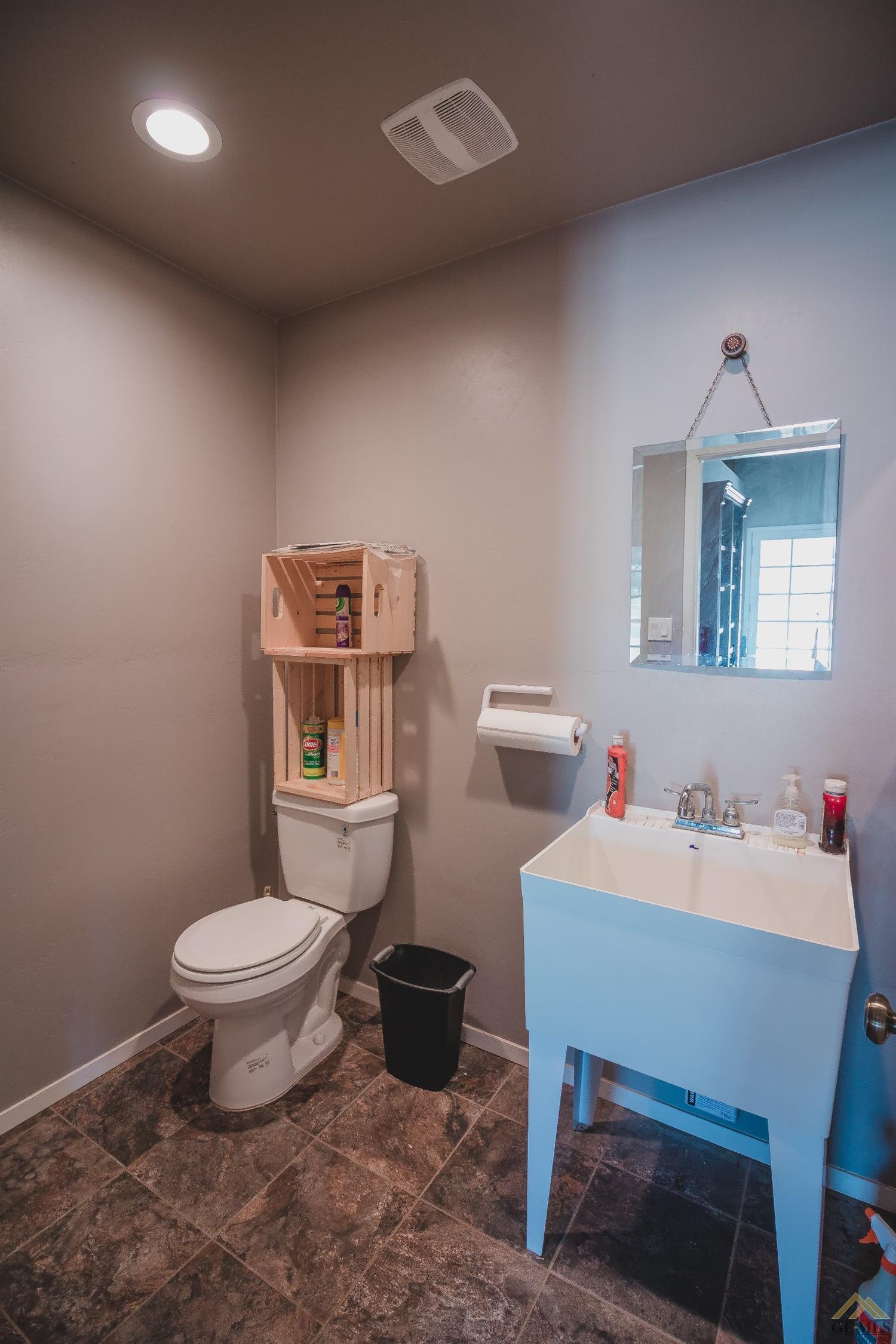 3800 South Sterling Road Bakersfield, CA 93307 - Photo 25 of 31 Shop / Bathroom