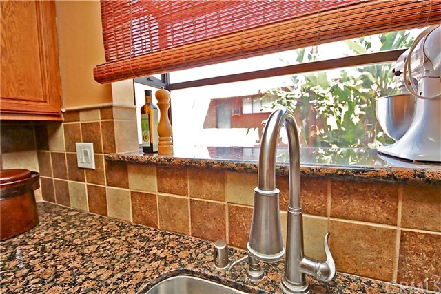 1208 Mayflower Avenue, Unit C Monrovia, CA 91016 - Photo 23 of 47 Pull out faucet and garden window
