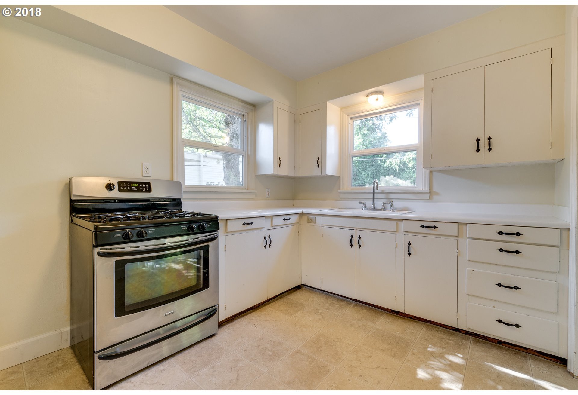 2204 Southwest Taylors Ferry Road Portland, OR 97219 - Photo 9 of 19 Gallery Image 9