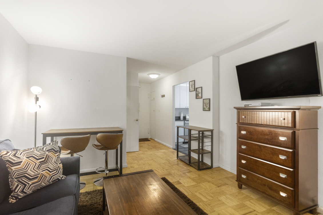 330 East 46th Street, Unit 2R Manhattan, NY 10017 - Photo 4 of 8