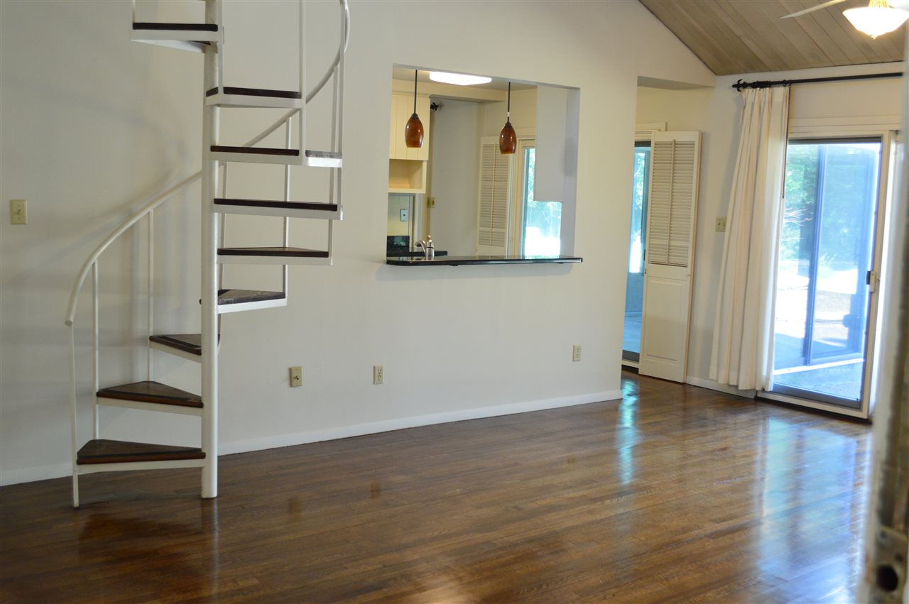 68 South Mendenhall Road Memphis, TN 38117 - Photo 13 of 25 Adjoining the kitchen is a cozy den with raised ceiling, an ornate spiral staircase and oak hardwood floor.