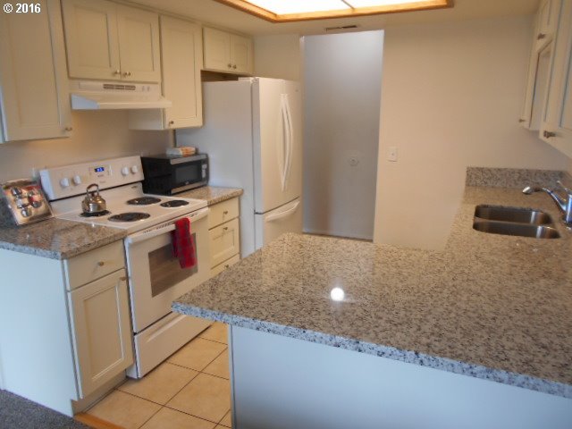 12510 Southeast Stark Street Portland, OR 97233 - Photo 6 of 20