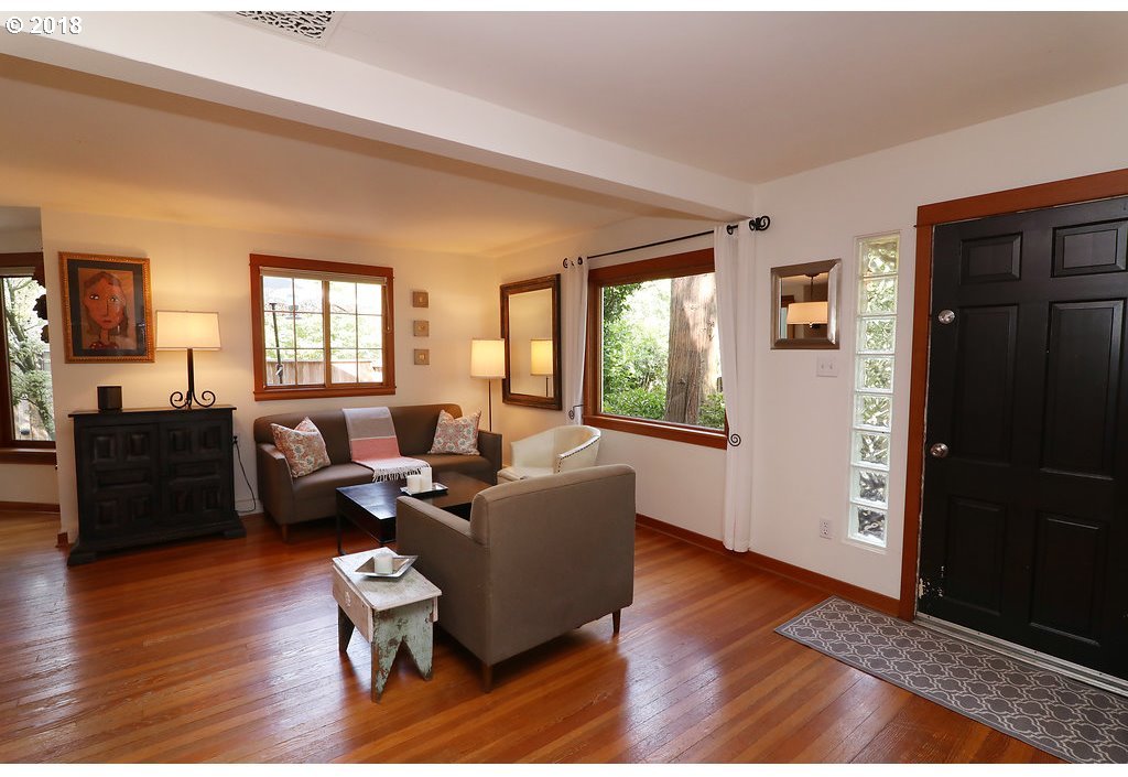 3810 Southwest Comus Street Portland, OR 97219 - Photo 6 of 31 Gallery Image 6