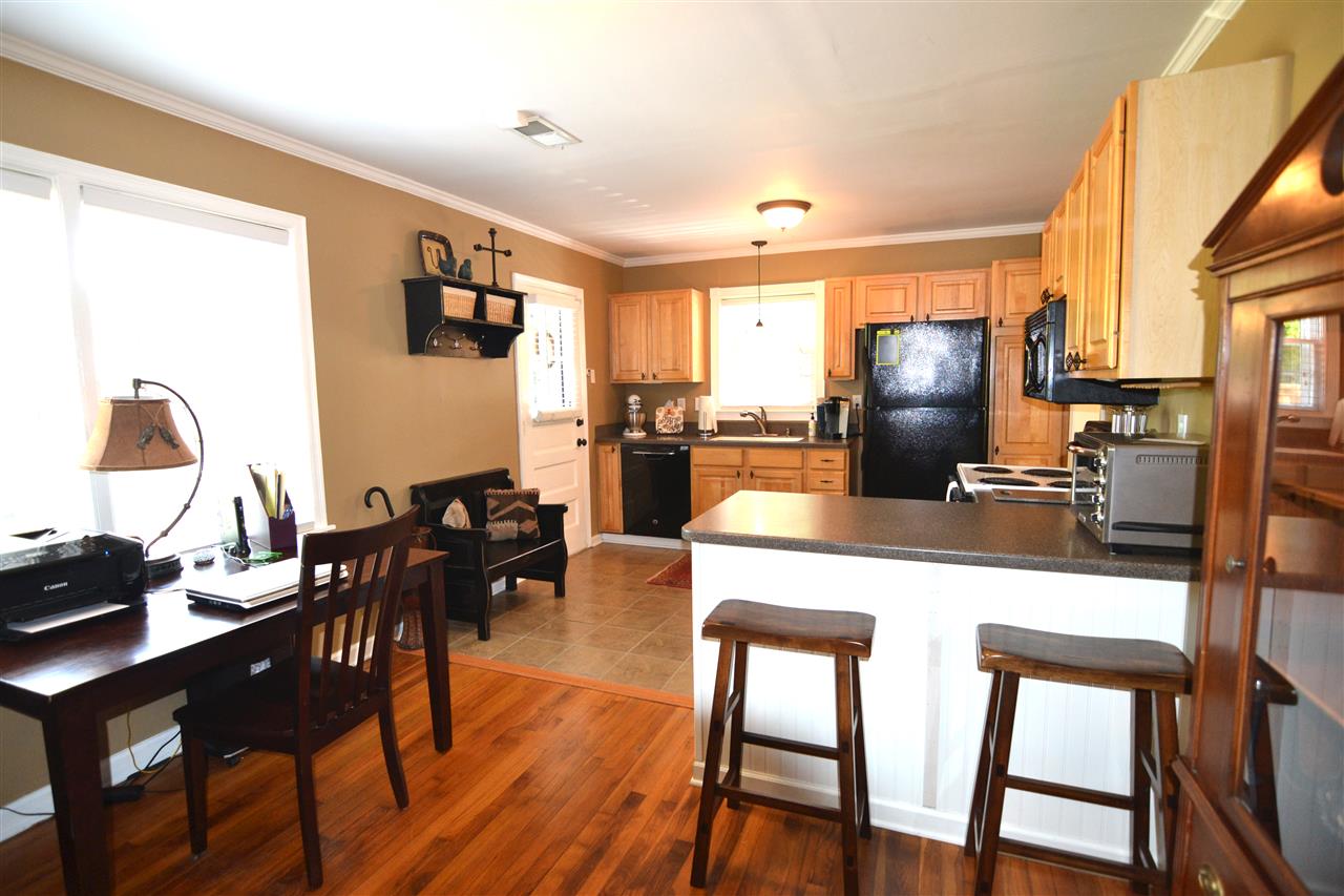 834 South Mendenhall Road Memphis, TN 38117 - Photo 8 of 19 Notice the kitchen tile and the hardwood in the breakfast room (used as an office too)